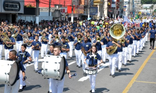 Desfile da Independência reúne milhares de pessoas em VR
